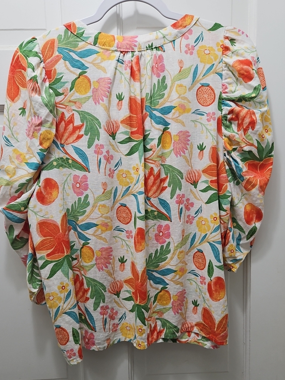 C & C California Floral Puff-Sleeve V-Neck Blouse in Orange, Green, Cream XL - Picture 5 of 8